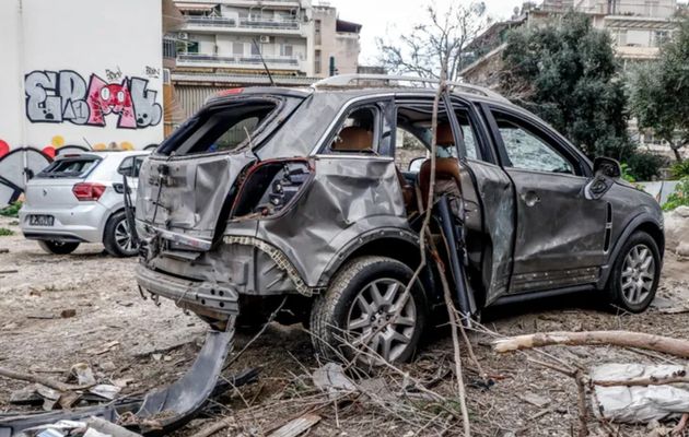 Κατεστραμμένο όχημα από την έκρηξη σε χώρο πάρκινγκ και πρατήριο καυσίμων στον Πειραιά