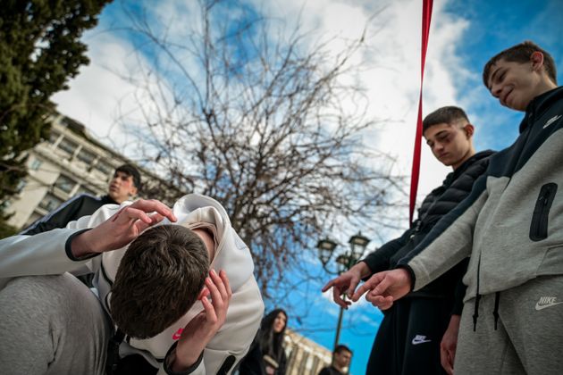 Με αφορμή την Παγκόσμια ημέρα κατά του σχολικού εκφοβισμού, μαθητές και μαθήτριες του Πειραματικού Σχολείου Πανεπιστημίου Αθηνών, πραγματοποίησαν δράση στην Πλατεία Συντάγματος με τίτλο 