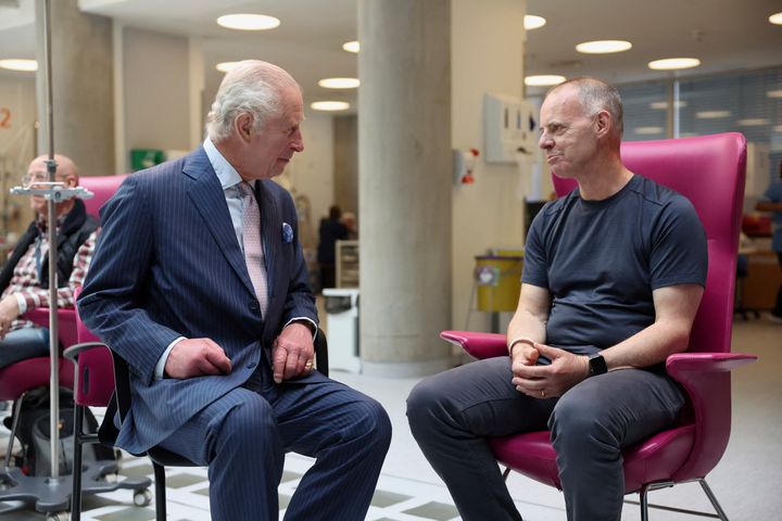 Ο βασιλιάς της Βρετανίας Κάρολος Γ' συναντά τον ασθενή Huw Stiley κατά τη διάρκεια επίσκεψης στο Κέντρο Καρκίνου Macmillan του Νοσοκομείου University College στο Λονδίνο, Βρετανία, Τρίτη 30 Απριλίου 2024.
