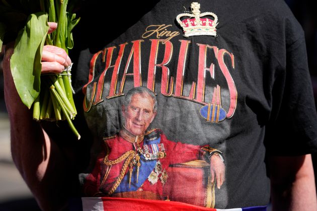 Το μπλουζάκι που φορούσε ο βασιλικός θαυμαστής John Loughrey αφού παρακολούθησε τον βασιλιά της Βρετανίας Κάρολο Γ' και τη βασίλισσα Καμίλα να φθάνουν για μια επίσκεψη στο Κέντρο Καρκίνου Macmillan του University College Hospital στο Λονδίνο, Τρίτη 30 Απριλίου 2024.