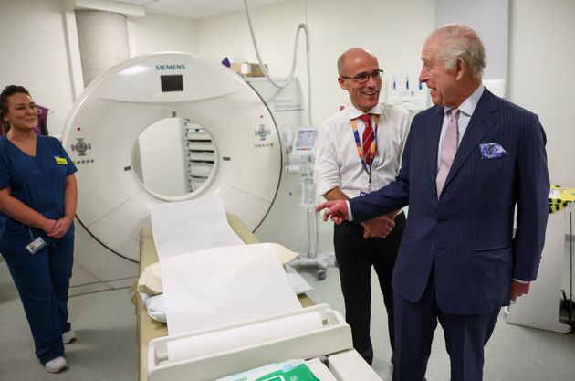 Ο βασιλιάς της Βρετανίας Κάρολος Γ' και ο επικεφαλής κλινικός γιατρός του Cancer Research UK, Charlie Swanton, αντιδρούν δίπλα σε έναν αξονικό τομογράφο κατά τη διάρκεια επίσκεψης στο Κέντρο Καρκίνου Macmillan του University College Hospital στο Λονδίνο, Τρίτη 30 Απριλίου 2024.