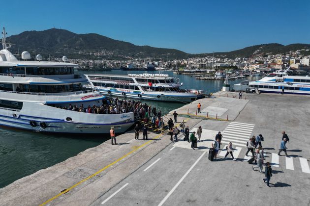Στιγμιότυπο από την άφιξη τούρκων τουριστών στο λιμάνι της Μυτιλήνης, Πέμπτη 11 Απριλίου 2024. Οι Τούρκοι πολίτες έρχονται στο νησί με αφορμή τις διακοπές της μουσουλμανικής γιορτής του Σεκέρ Μπαϊράμ που γιορτάστηκε από τις 6 ως τις 14 Απριλίου. (ΠΑΝΑΓΙΩΤΗΣ ΜΠΑΛΑΣΚΑΣ/EUROKINISSI)