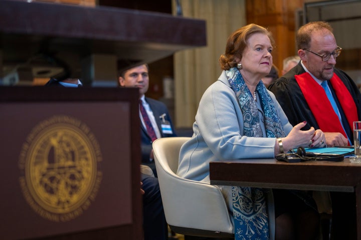 Tania von Uslar-Gleichen, conseillère juridique allemande et directrice générale des affaires juridiques du ministère allemand des Affaires étrangères (à gauche), et Christian J. Tams (à droite), membre de l'équipe juridique allemande, attendent que les juges entrent à la Cour internationale de Justice. à La Haye, aux Pays-Bas, le mardi 30 avril 2024, où le tribunal a rejeté une demande du Nicaragua visant à ordonner à l'Allemagne de suspendre son aide militaire à Israël.