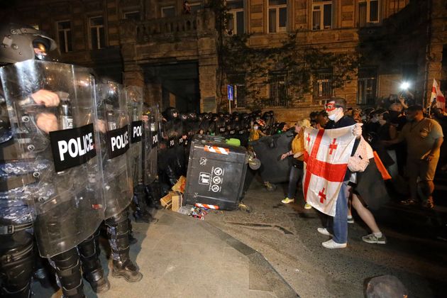 Αστυνομικοί των ΜΑΤ εμποδίζουν διαδηλωτές της αντιπολίτευσης που συγκεντρώθηκαν για να διαμαρτυρηθούν κατά του «ρωσικού νόμου» στην Τιφλίδα της Γεωργίας, Τρίτη 30 Απριλίου 2024. Συγκρούσεις ξέσπασαν μεταξύ της αστυνομίας και διαδηλωτών της αντιπολίτευσης που διαμαρτύρονταν για ένα νέο νομοσχέδιο που αποσκοπεί στον εντοπισμό της ξένης επιρροής και το οποίο η αντιπολίτευση κατήγγειλε ως ρωσικής έμπνευσης.