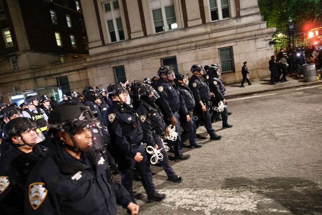 コロンビア大学に到着したニューヨーク市警の警察隊（2024年4月30日）
