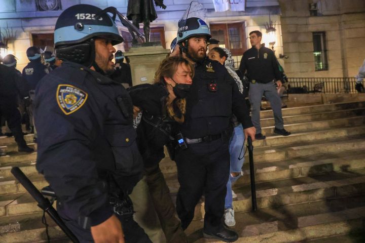 コロンビア大学でデモ参加者の身柄を拘束する警察官（2024年4月30日）