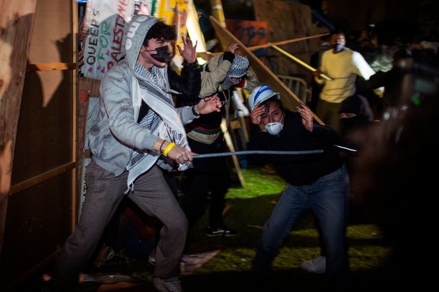 Οι διαδηλωτές συγκρούονται σε έναν φιλοπαλαιστινιακό καταυλισμό στο UCLA νωρίς την Τετάρτη, 1 Μαΐου 2024, στο Λος Άντζελες. (AP Photo/Ethan Swope)