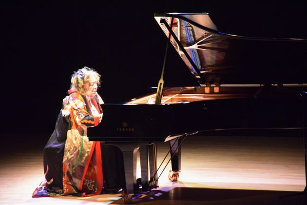 アメリカ・ニューヨークのジャパン・ソサエティーで開かれたソロコンサートで優雅なピアノ演奏を披露するピアニストのフジコ・ヘミングさん＝2015年