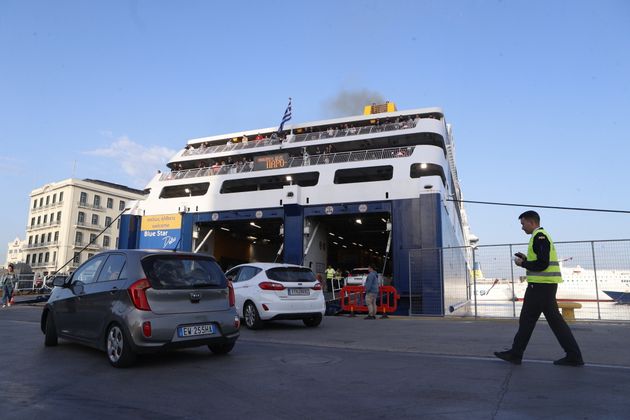 Στιγμιότυπο από το λιμάνι του Πειραιά το πρωί της Μεγάλης Πέμπτης 2 Μαΐου 2024. Από το λιμάνι του Πειραιά αναμένονταν η αναχώρηση δεκάδων πλοίων για τα νησιά του Αιγαίου με εκδρομείς για την εορτή του Πάσχα. (ΣΩΤΗΡΗΣ ΔΗΜΗΤΡΟΠΟΥΛΟΣ/EUROKINISSI)