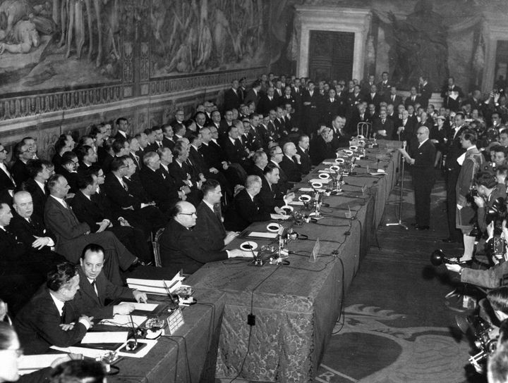 25 Μαρτίου 1957 Ο δήμαρχος της Ρώμης Umberto Tupini, όρθιος στο κέντρο δεξιά, απευθύνει χαιρετισμό στους αντιπροσώπους έξι δυτικοευρωπαϊκών εθνών: Γαλλία, Γερμανία, Ιταλία, Βέλγιο, Κάτω Χώρες και Λουξεμβούργο, που συγκεντρώθηκαν στην αίθουσα Oriazi και Curiazi του Καπιτωλίνου της Ρώμης για να υπογράψουν τη συνθήκη για την ίδρυση της Ευρωπαϊκής Οικονομικής Κοινότητας (ΕΟΚ).