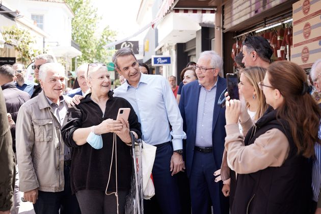 Ο πρωθυπουργός έκανε το πρωί της Μ. Πέμπτης μία βόλτα στην κεντρική αγορά του Αμαρουσίου