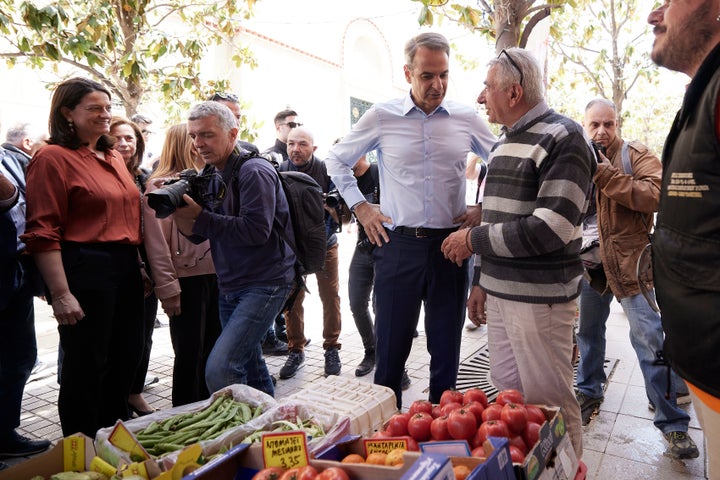 Ο πρωθυπουργός συζητά με έναν έμπορο στο Μαρούσι