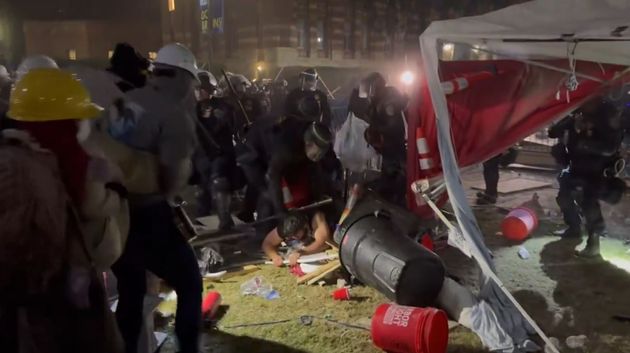 Σκηνή από βίντεο με την αστυνομική επέμβαση στον καταυλισμό των φιλοπαλαιστίνιων διαδηλωτών στο campus του αμερικανικού πανεπιστημίου UCLA, στην Καλιφόρνια. 2 Μαϊου 2024