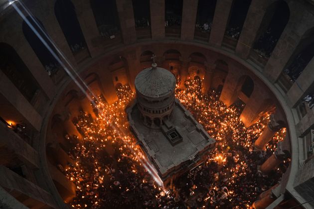 Χριστιανοί προσκυνητές κρατούν κεριά κατά τη διάρκεια της τελετής της Αγίας Φωτιάς, μια μέρα πριν από το Πάσχα, στην εκκλησία του Παναγίου Τάφου, όπου πολλοί χριστιανοί πιστεύουν ότι ο Ιησούς σταυρώθηκε, θάφτηκε και αναστήθηκε, στην Παλιά Πόλη της Ιερουσαλήμ, Σάββατο 15 Απριλίου 2023.
