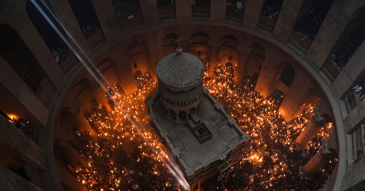 Храм гроба господня в иерусалиме сошествие благодатного огня. Кувуклия гроба господня. Храм гроба господня в иерусалиме сошествие благодатного огня. Благодатный огонь в иерусалиме. Иерусалим огонь в храме.