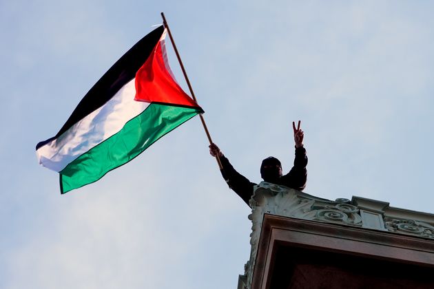 Ένας διαδηλωτής φοιτητής ανεμίζει την παλαιστινιακή σημαία πάνω από το Hamilton Hall στην πανεπιστημιούπολη του Πανεπιστημίου Columbia, Τρίτη 30 Απριλίου 2024