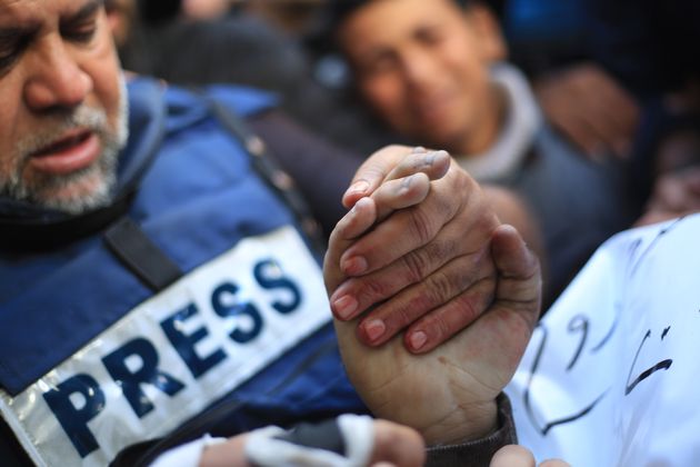 O Ουαέλ Νταντού, δημοσιογράφος και επικεφαλής του γραφείου του Al Jazzeera στην Γάζα κρατά το χέρι του νεκρού γιου του και επίσης δημοσιογράφου που σκοτώθηκε σε ισραηλινό βομβαρδισμό (7 Ιανουαρίου 2024) 