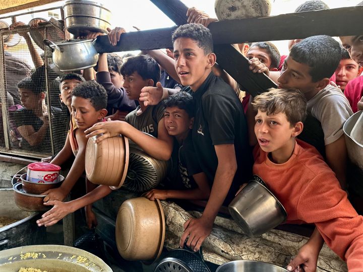 加沙拉法 - 5 月 3 日：2024 年 5 月 3 日，加沙拉法，拉法市的儿童排队领取慈善组织为家人准备的一碗食物。随着以色列对加沙地带的袭击继续有增无减，对加沙地带实施的全面禁运该领土导致巴勒斯坦人无法获得许多重要需求，包括基本食品供应。  （Doaa Albaz/Anadolu 拍摄，盖蒂图片社拍摄）