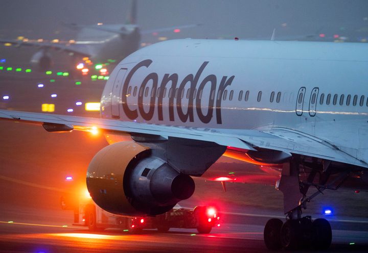 Σε αυτή τη φωτογραφία αρχείου της 25ης Ιανουαρίου 2020, ένα αεροσκάφος Condor στέκεται στο διεθνές αεροδρόμιο της Φρανκφούρτης, Γερμανία.