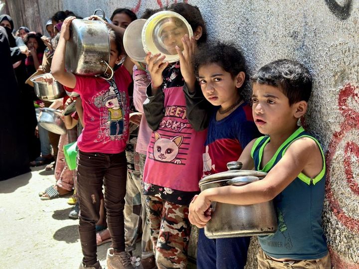 ガザ地区南部・ラファで、人道支援団体による食料の支給に並ぶ子どもたち。