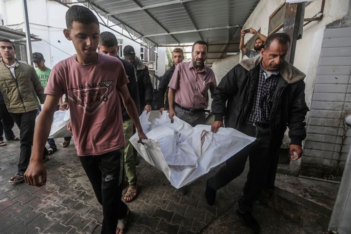 2024年5月3日金曜日、ガザ地区南部ラファでのイスラエルによる一晩の攻撃の後、チャヒネ家は大人2人と16歳未満の少年少女5人を埋葬する準備をしている。ガザ地区では子供を含む数人が死亡したと病院関係者が金曜日に発表した。  (AP写真/イスマエル・アブ・ダヤ)