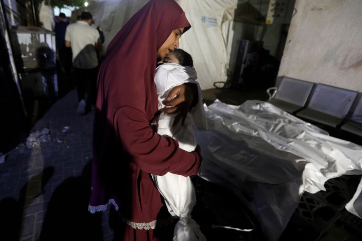 2024 年 5 月 5 日星期日，一名巴勒斯坦妇女在加沙地带南部拉法 Al Najjar 医院的太平间哀悼她的亲戚、7 个月大的婴儿哈尼·盖什塔 (Hani Qeshta)，哈尼·盖什塔和盖什塔的家人在以色列轰炸一栋住宅楼时丧生。 （美联社照片/伊斯梅尔·阿布·达亚）