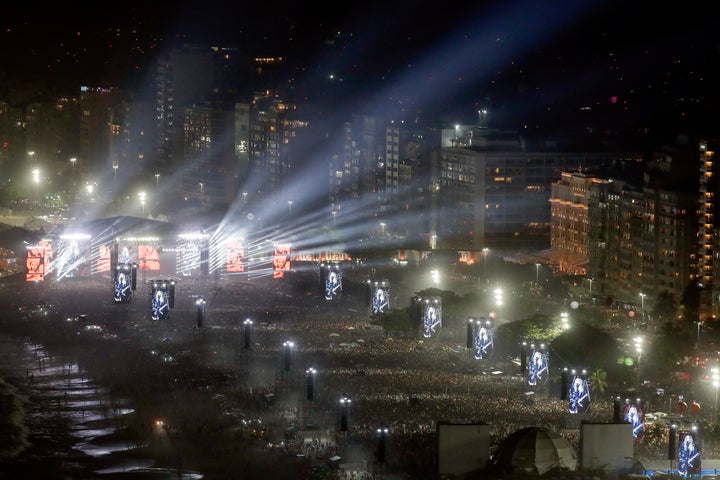 Η απίστευτη εικόνα από τη συναυλία της «βασίλισσας» στην παραλία Copacabana, 4 Μαΐου 2024.(AP Photo/Bruna Prado)