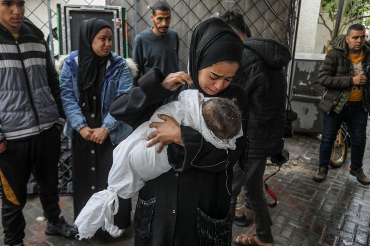巴勒斯坦人哀悼周一在以色列袭击拉法的事件中丧生的亲人。 包括妇女和儿童在内的尸体已被运往阿布·优素福·纳贾尔医院的太平间埋葬。