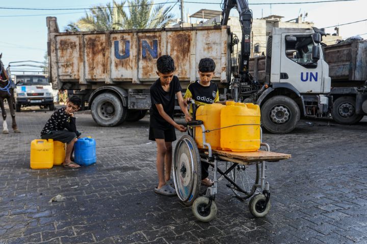 周六，巴勒斯坦儿童在拉法的饮水机前等待数小时以获得每日供水，而巴勒斯坦儿童则排队帮助家人。
