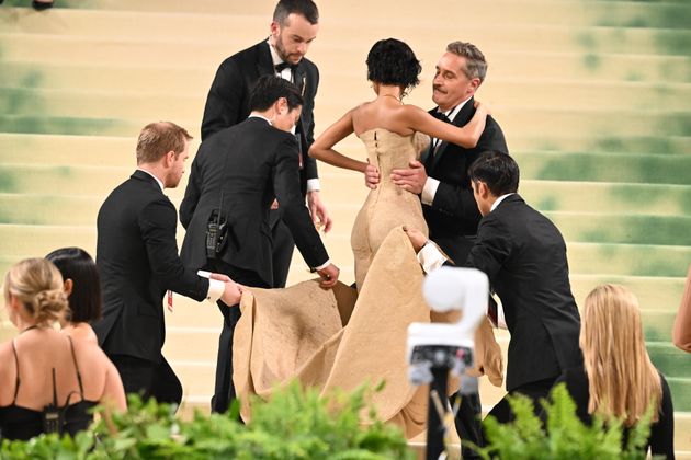 Tyla needed some help getting around at the 2024 Met Gala