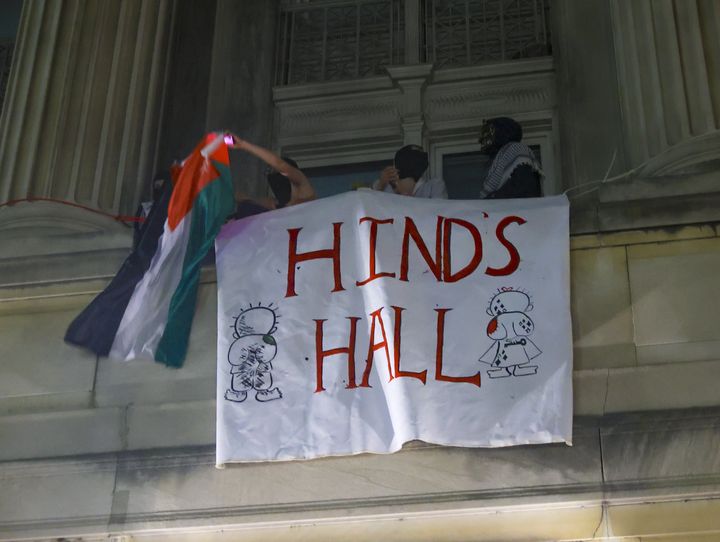 コロンビア大学のハミルトンホールに「ヒンドホール」と書かれた横断幕を掲げる学生ら（2024年4月30日）