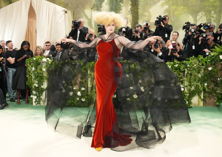 H Gwendoline Christie με θεατρικές κινήσεις αναδεικνύει το φόρεμα του οίκου Maison Margiela.