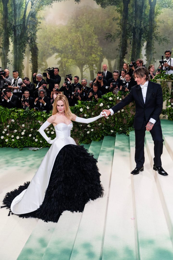 Nicole Kidman, συνοδευόμενη από τον σύζυγο της Keith Urban, φοράει δημιουργία του οίκου Balenciaga. 