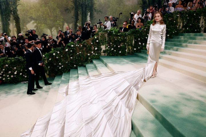 Isabelle Huppert με εντυπωσιακό φόρεμα του οίκου Balenciaga. 