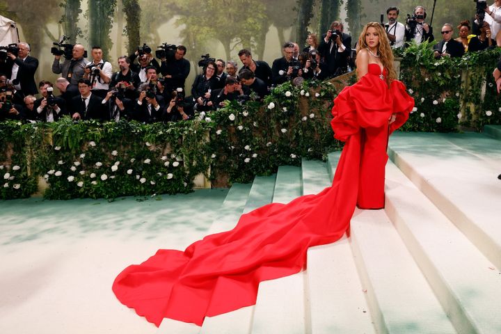 H Shakira φορώντας κατακόκκινο φόρεμα με ουρά του οίκου Carolina Herrera. 