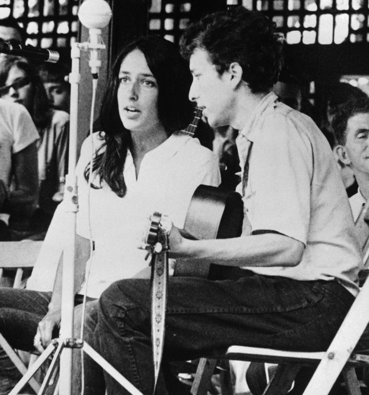 Τζοάν Μπαέζ και Μπομπ Ντίλαν, 1963, Newport Folk Festival. (AP Photo, File)