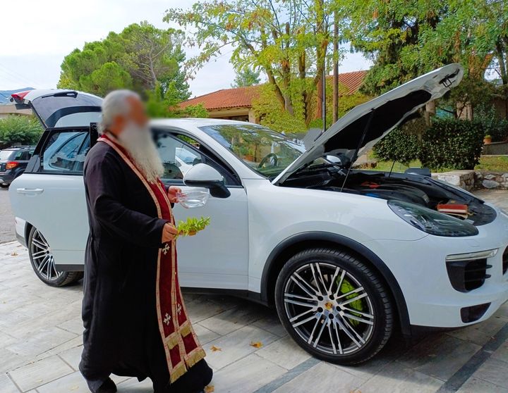 Ο ιερέας και το ''Μικρό Ευχολόγιο''στη μηχανή της Porsche