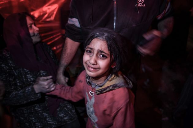 イスラエル軍にガザ地区ラファの居住地を攻撃され、泣くパレスチナの子ども（2024年2月26日）