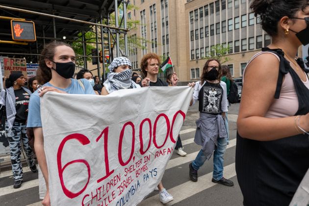 イスラエルの攻撃に抗議しニューヨークのコロンビア大学からハンターカレッジまで歩くデモ参加者（2024年5月6日）