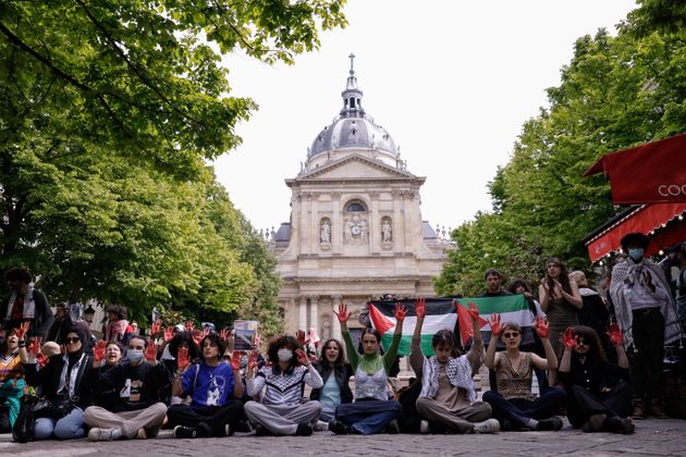 ガザでの戦争に抗議するため、ソルボンヌ大学のキャンパスにキャンプを張る学生たち。大学の外にもデモ隊が集まり、警察の介入が行われている