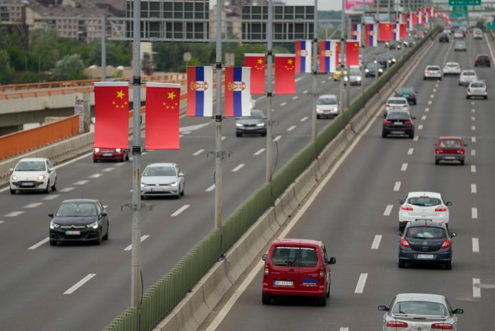 Οι σημαίες της Κίνας και της Σερβίας κυματίζουν, ημέρες πριν από την επίσκεψη του Κινέζου Προέδρου Xi Jinping στο Βελιγράδι, Σερβία, Τετάρτη 1 Μαΐου 2024. Η επίσκεψη του Κινέζου ηγέτη Xi Jinping στην Σερβία συμπίπει με μια συμβολική ημερομηνία: την 25η επέτειο του 1999, όταν έγινε ο βομβαρδισμός της κινεζικής πρεσβείας στο Βελιγράδι κατά τη διάρκεια του αεροπορικού πολέμου του ΝΑΤΟ κατά της Σερβίας για το Κοσσυφοπέδιο. (AP Photo/Darko Vojinovic)