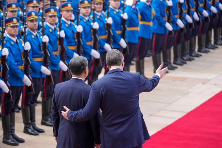 Ο Κινέζος Πρόεδρος Xi Jinping, αριστερά, μπροστά σε μια τιμητική φρουρά με τον Σέρβο ομόλογό του Aleksandar Vucic κατά τη διάρκεια τελετής καλωσορίσματος στο Serbia Palace στο Βελιγράδι της Σερβίας, Τετάρτη 8 Μαΐου 2024. (AP Photo/Darko Vojinovic)