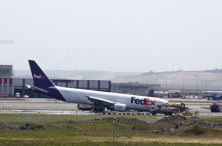 ΚΩΝΣΤΑΝΤΙΝΟΥΠΟΛΗ, ΤΟΥΡΚΙΑ - 08 ΜΑΪΟΥ: Εικόνα αό τις προσπάθειες για να ρυμουλκηθεί το αεροπλάνο έξω από τον διάδρομο προσγείωσης, ενώ οι έρευνες για το ατύχημα συνεχίζονται στο αεροδρόμιο της Κωνσταντινούπολης, στην Τουρκία στις 08 Μαΐου 2024. (Photo by Islam Yakut/Anadolu via Getty Images)