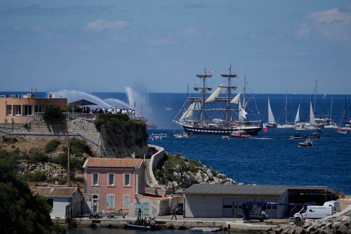 Το Belem, το τριπλό ιστιοφόρο που μεταφέρει την Ολυμπιακή Φλόγα, συνοδεύεται από άλλα σκάφη που προσεγγίζουν τη Μασσαλία, στη νότια Γαλλία, Τετάρτη 8 Μαΐου 2024.