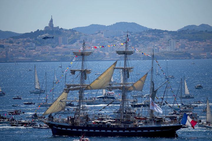 Το Belem, το τρικάταρτο ιστιοπλοϊκό πλοίο που μεταφέρει την Ολυμπιακή φλόγα, συνοδεύεται από άλλα σκάφη που πλησιάζουν τη Μασσαλία, στη νότια Γαλλία, Τετάρτη 8 Μαΐου 2024. (AP Photo/Daniel Cole)