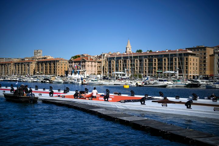 Εργάτες προετοιμάζονται για την άφιξη της Ολυμπιακής φλόγας στο Παλιό Λιμάνι της Μασσαλίας στη νότια Γαλλία, Τρίτη 7 Μαΐου 2024. Η Ολυμπιακή δάδα θα μπει τελικά στη Γαλλία όταν φτάσει στο νότιο λιμάνι της Μασσαλίας την Τετάρτη. (AP Photo/Daniel Cole)