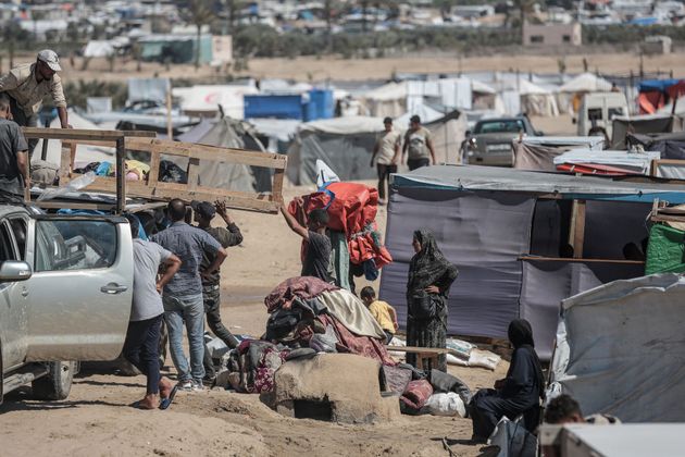 ラファに身を寄せる人々。イスラエルによる攻撃で、さらなる避難を迫られている（2024年5月8日撮影）