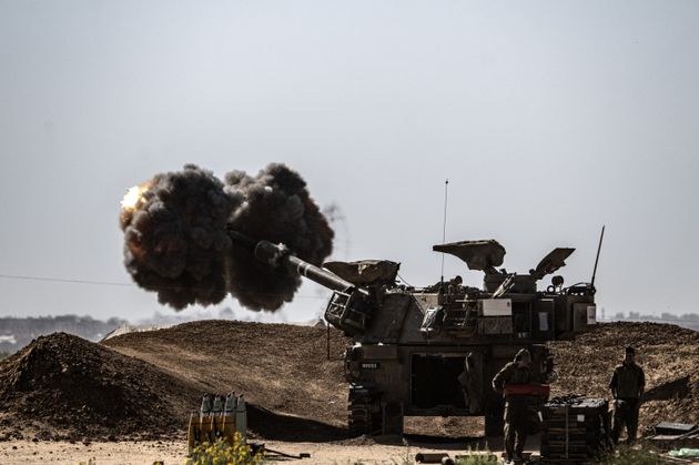 ラファの国境沿いで攻撃するイスラエルの砲兵隊（2024年5月8日）