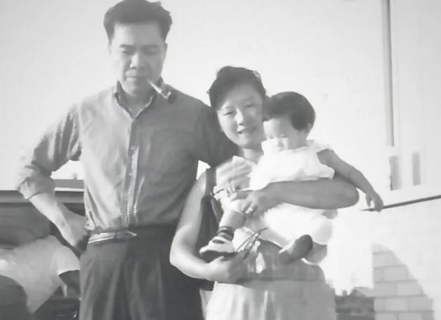 アメリカ到着から約1カ月経った、生後16カ月頃の筆者と両親。1960年6月にイリノイ州で撮影された