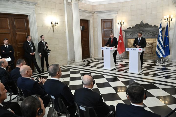 Δηλώσεις του Πρωθυπουργού Κυριάκου Μητσοτάκη και του Προέδρο της Τουρκίας Recep Tayyip Erdogan, μετά την συνάντησή τους στο Μέγαρο Μαξίμου, Πέμπτη 7 Δεκεμβρίου 2023. (ΤΑΤΙΑΝΑ ΜΠΟΛΑΡΗ/EUROKINISSI)